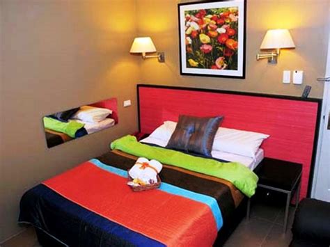 Rooms available at Mariposa Budget Hotel .